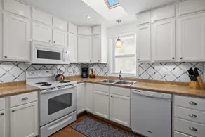 Cheerful and Centrally located 2 Bedroom WyoHome. - Image 4