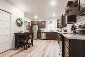 Family & dog friendly; 5 min walk to beach, bars, downtown, restaurants and park - Image 2