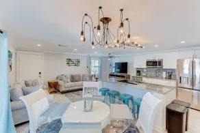 *Modern 2/2 condo w/pool 6 mins to IMG* - Image 5