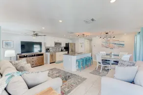 *Modern 2/2 condo w/pool 6 mins to IMG* - Image 2