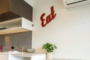 Central modern 2 bedrooms apt, free secure carpark - Image 5