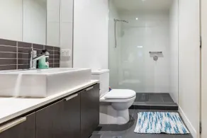 Central modern 2 bedrooms apt, free secure carpark - Image 4