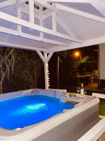 Standalone guesthouse with jacuzzi next to the castle - Image 5