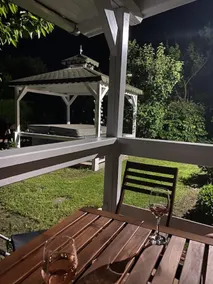 Standalone guesthouse with jacuzzi next to the castle - Image 4
