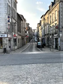 Pleasant Air-conditioned Townhouse, Public Parking - Image 3