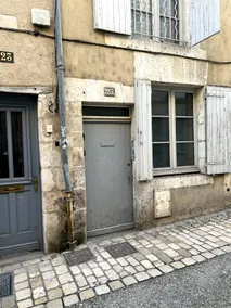 Pleasant Air-conditioned Townhouse, Public Parking - Image 4