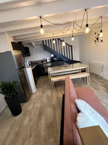 Pleasant Air-conditioned Townhouse, Public Parking - Image 2