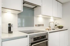 Modern studio apartment with free parking - Image 4