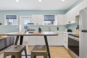 Bright and Spacious Condo in Downtown Collingwood 97043 - Image 4