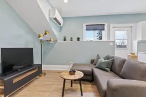 Bright and Spacious Condo in Downtown Collingwood 97043 - Image 2
