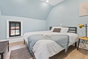 Bright and Spacious Condo in Downtown Collingwood 97043 - Image 5