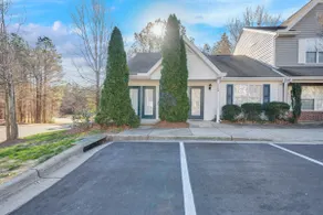 Stylish Luxe One-Level Twnh Steps from Neuse Trail - Image 2