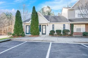 Stylish Luxe One-Level Twnh Steps from Neuse Trail - Image 3