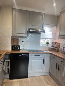 Spacious 2 bedroom apartment with free parking - Image 4