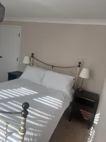 Spacious 2 bedroom apartment with free parking - Image 5