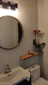 Modern 1 Bedroom Studio with Private Entrance - Image 5