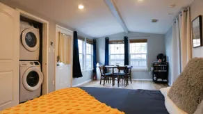 Bungalow with comfy king-size bed in East Austin - Image 4