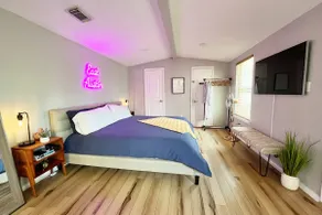 Bungalow with comfy king-size bed in East Austin - Image 2