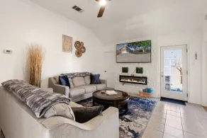 Luxury Modern 4BR | Hot Tub | Mins to DT & Rainey - Image 3
