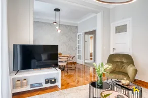 1 Contemporary 2-BDR APT near Kalimarmaro & Alsos Park! - Image 5