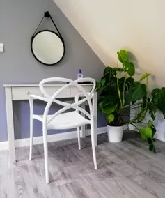 One bed ensuite Studio/Apartment with free parking - Image 4
