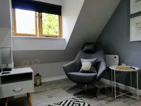 One bed ensuite Studio/Apartment with free parking - Image 3