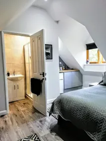 One bed ensuite Studio/Apartment with free parking - Image 5