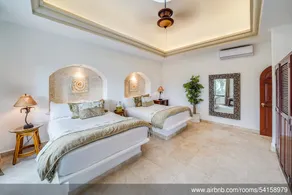 Steps to Beach | FREE Kayak | Private 5BR Villa - Image 4