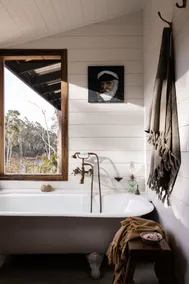 The Voyager - Luxury Waterfront Cabin - Image 5