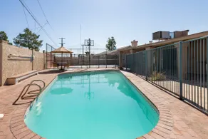 Spacious home! Heated pool, sundeck, and sports court - Image 2