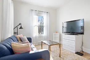 Spacious 1-bdrm - WiFi, Parking, Kitchen - Image 3