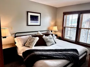 King Bed Slope Side Retreat in Village Central - Image 3