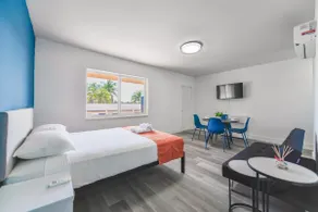 Spacious Unit Steps from the beach - W/ Parking! - Image 2
