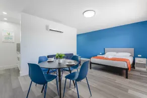Spacious Unit Steps from the beach - W/ Parking! - Image 4