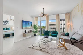 Miami Design District | King Bed + Free Parking - Image 3