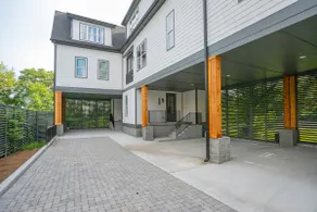 Boutique Townhome |3 bd! Parking! 12 min to DT! - Image 3