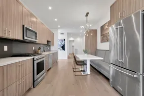 Chic Coastal Retreat: Stylish Haven Near Beach - Image 2