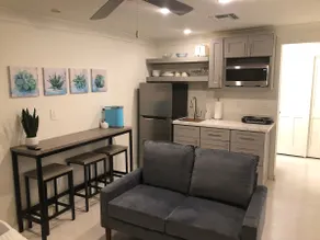 Adorable efficiency guest house, w/private patio - Image 3
