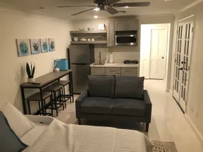 Adorable efficiency guest house, w/private patio - Image 2