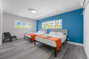 Outstanding Unit W/ Parking& Pool across the beach - Image 2