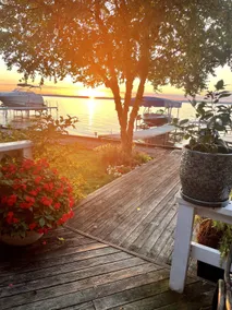 Stunning lake cottage in the heart of wine country - Image 5