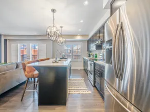 Boutique 3Br+Study Townhouse - Oakville - Image 4