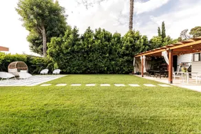Landmark Beach House w/ Spacious Backyard - LB Gem - Image 2