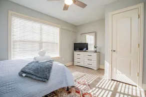 Convenient 2 BR/ 2 BA condo 1.3 miles from campus! - Image 2