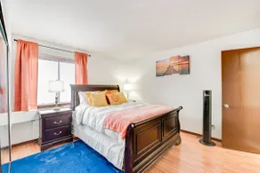 Awesome & 2Beautiful Open-Concept Luxury Condo - Image 4