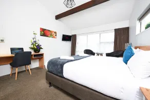 Deluxe Studio w Aircon - Cobblestone Court - Image 2