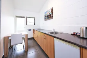 Deluxe Studio w Aircon - Cobblestone Court - Image 5