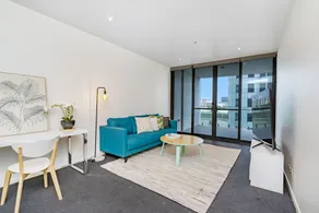 2 Bed Manhattan Apt + single car space - Image 3