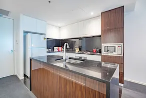 2 Bed Manhattan Apt + single car space - Image 2