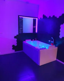 LOVEROOM: Suite with private Jacuzzi - Image 3